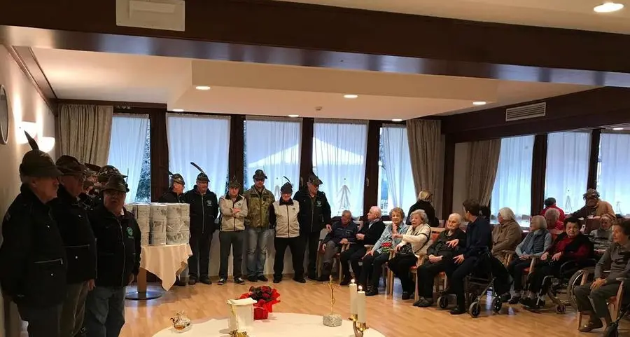 Gli alpini fanno festa con gli ospiti della casa di riposo