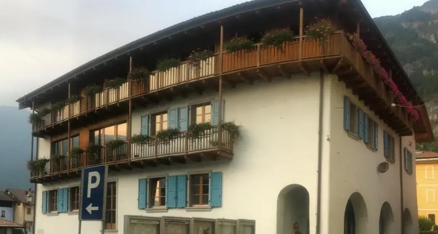Orari nuovi in biblioteca, con polemiche