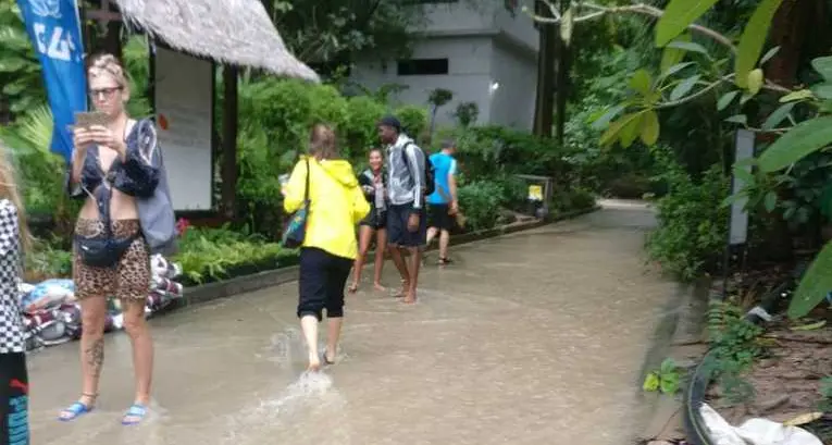 «In Thailandia in mezzo alla tempesta tropicale»