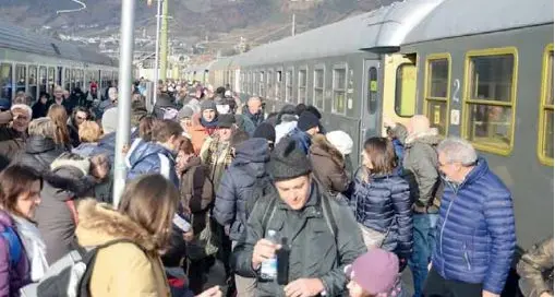 Treno guasto in Pusteria, passeggeri fermi per ore