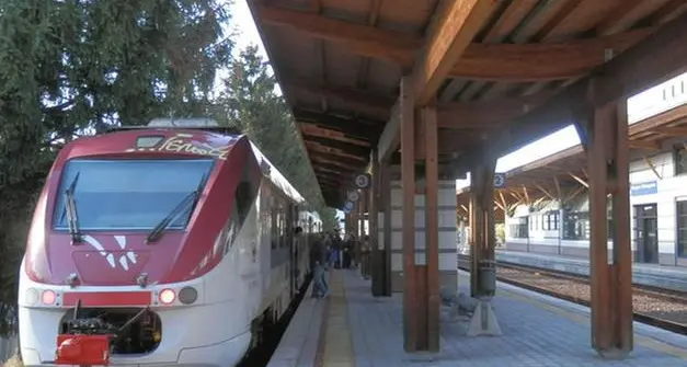 Ragazzina molestata sul treno per la scuola, uomo arrestato per violenza sessuale