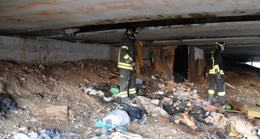Fiamme a Trento sotto il ponte dei disperati