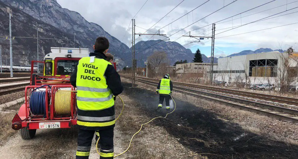 Fiamme lungo la ferrovia del Brennero: a causarle le scintille prodotte dalla frenata di un treno