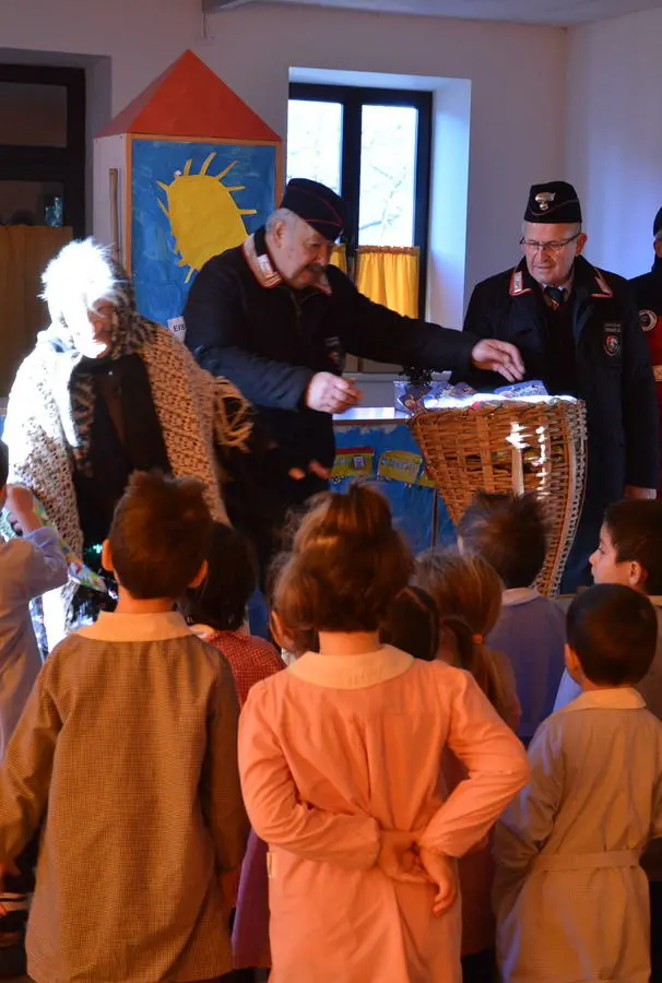La Befana dei carabinieri nelle materne