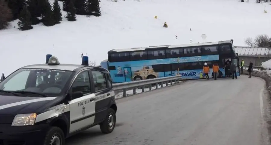 Bondone, pullman si incastra nel tornante