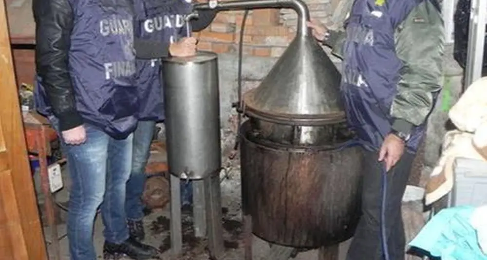Torna la grappa clandestina: sequestri e denunce