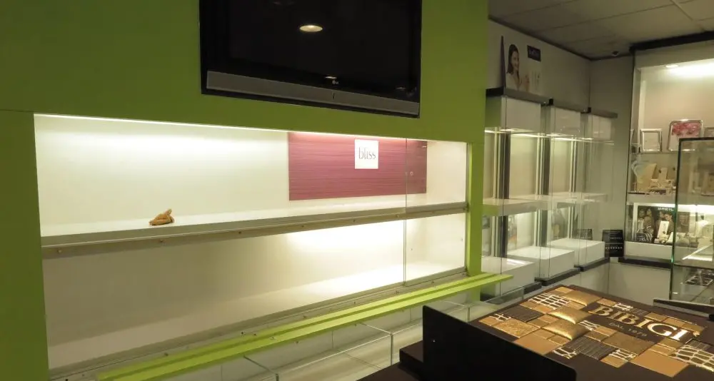 Arco, colpo da 100 mila euro in gioielleria. Quattro ladri mascherati in azione con il demolitore
