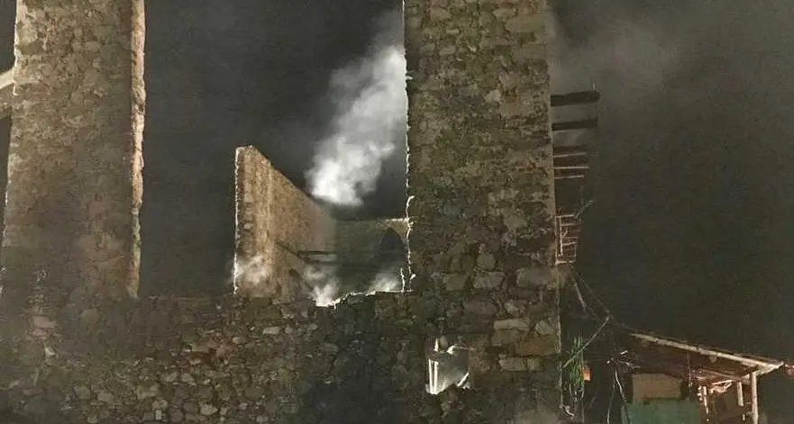 Stalla distrutta dalle fiamme a Caoria