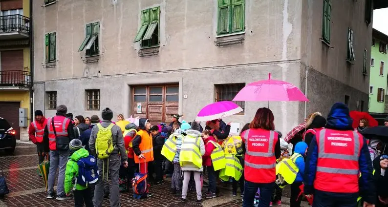 L’album delle figurine con i bambini del Pedibus