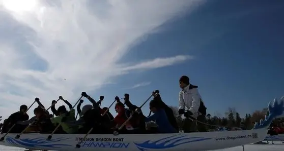 I dragon boat in Piné si mettono i pattini e volano sul ghiaccio