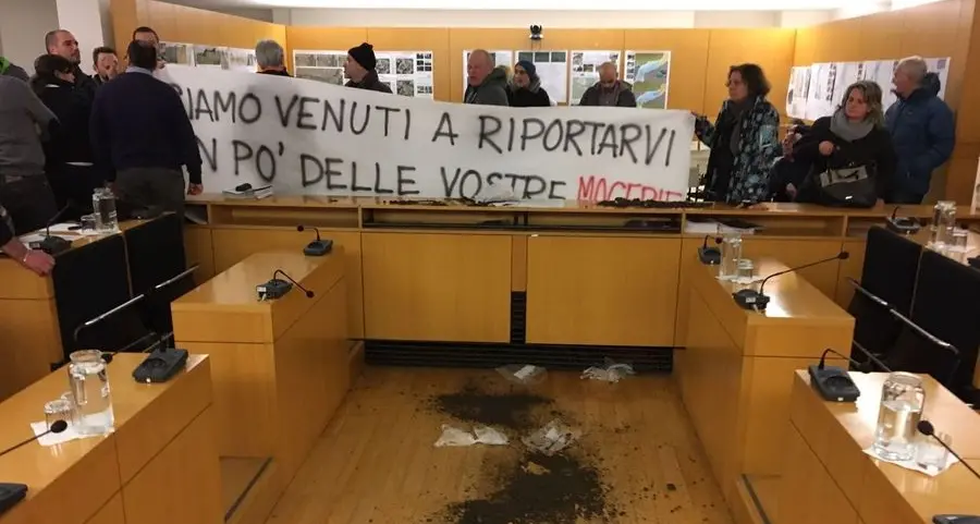 Mori, l’assalto al consiglio il Comune grazia i “ribelli”