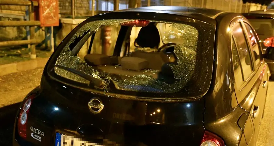 Auto devastate davanti ai giardini