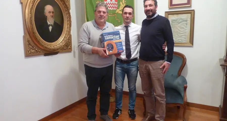 Bertè dona al Comune un defibrillatore