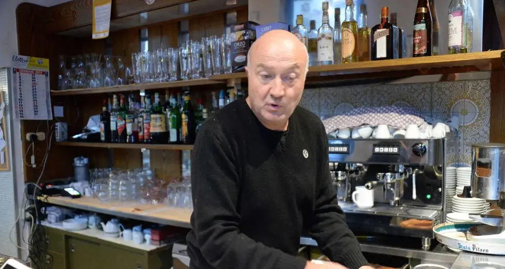 Rapinatore punta pistola alla tempia del ristoratore, nella colluttazione esploso un colpo a salve