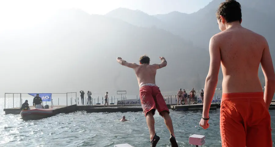 Ledro, domenica torna il «Tuffo della merla» nelle acque gelide