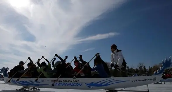 I dragon boat con i pattini si sfidano sul lago ghiacciato