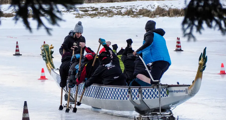 Dragon boat con i pattini a vincere è il divertimento