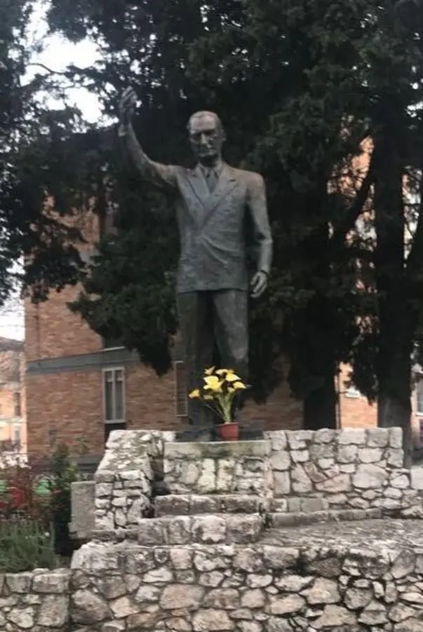 La statua di Degasperi a Matera senza una targa