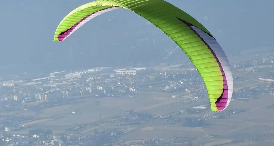 «Fermate gli sciocchi voli notturni in parapendio»