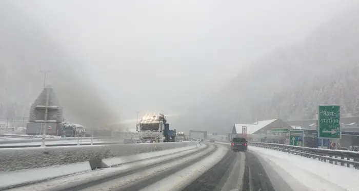 Caos neve: \"Donna con due figli bloccata sull'A22 da 12 ore\"