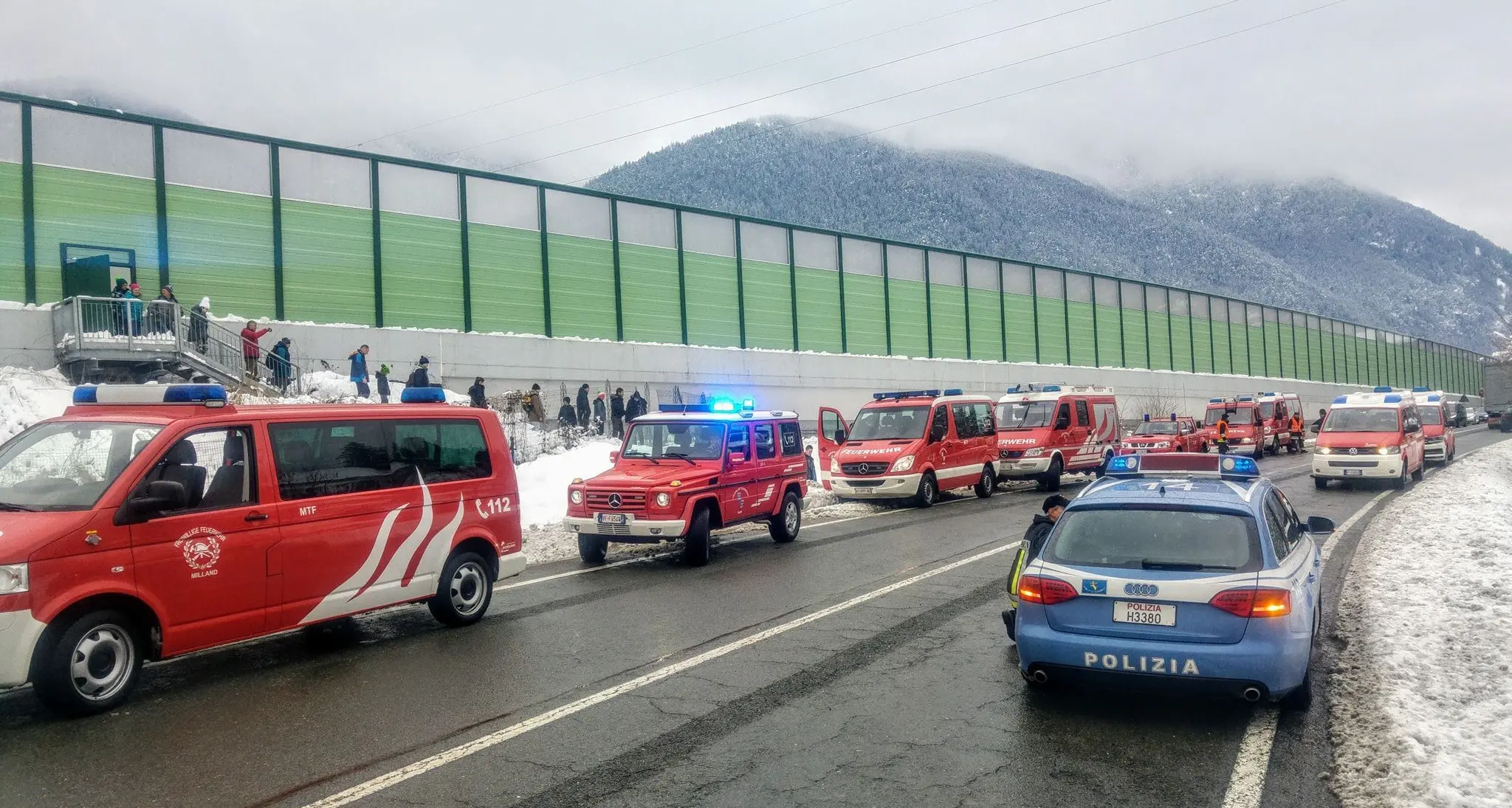 Caos neve, la Protezione civile: non usate l'A22. Persone \"intrappolate\" fatte uscire a piedi