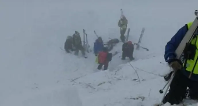 Passo Pordoi, sepolto dalla valanga, diciottenne di Canazei estratto indenne dai 5 amici