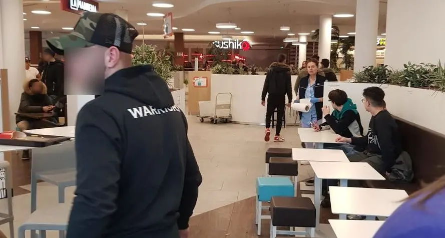 Bolzano, rissa al centro commerciale, volano vassoi e sgabelli