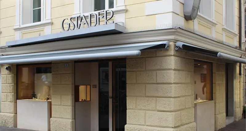 Rapina la gioielleria, viene bloccato e disarmato da due negozianti