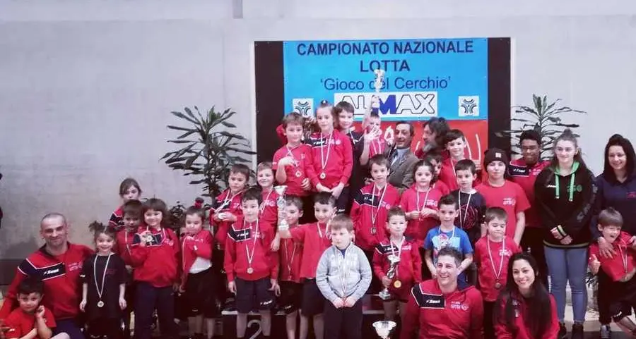 Gioco del cerchio, mini-lottatori campioni