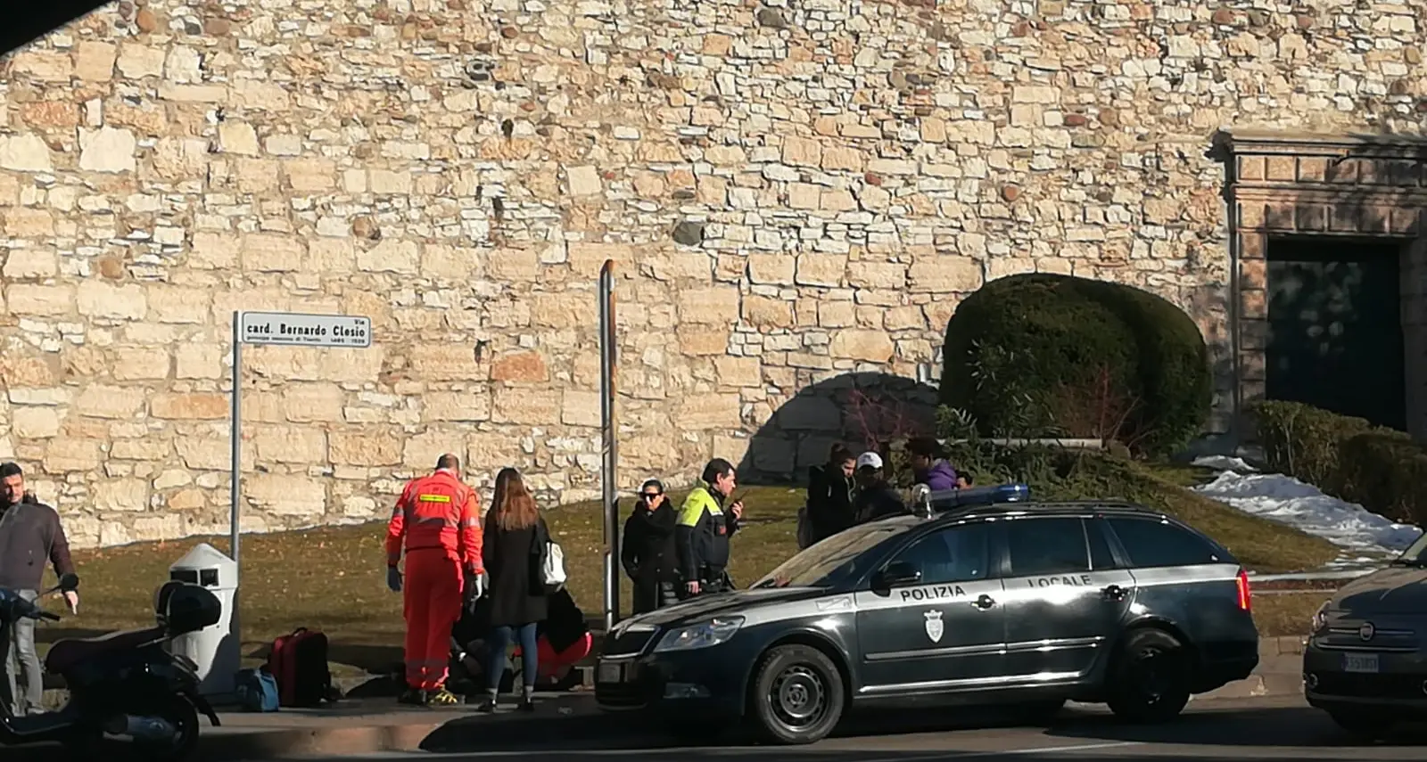 Trento, incidente davanti al castello del Buonconsiglio, ferito un motociclista