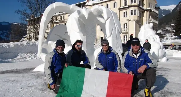 La scultura di ghiaccio di quattro pinetani