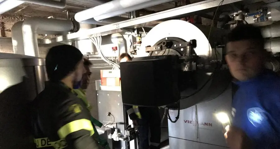 Odore di gas, evacuata la piscina
