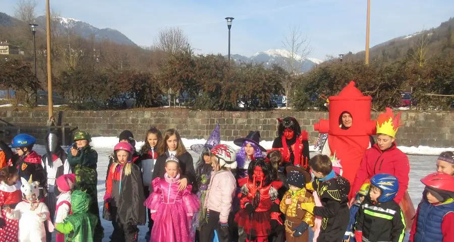 Tutti in maschera con i pattini ai piedi ieri a Canezza