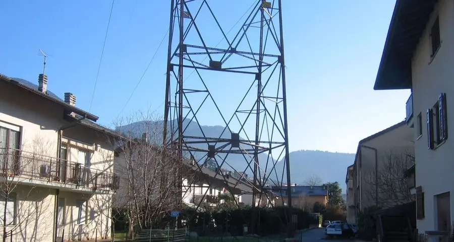 Via i tralicci dal centro della città