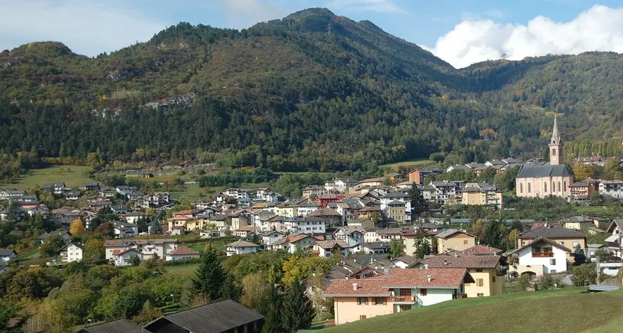 «Auto e ciclisti contromano nei sensi unici del paese»