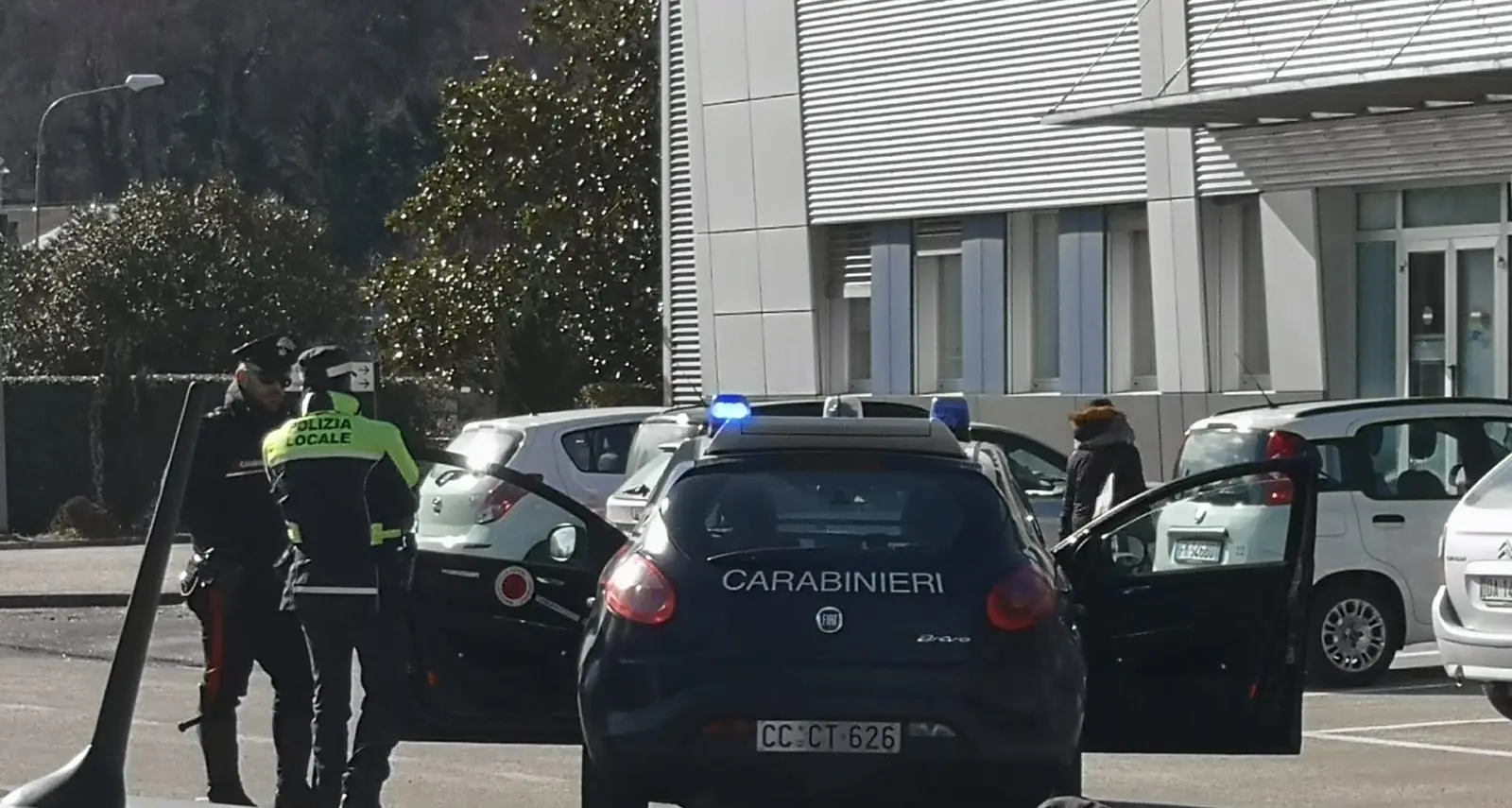 Inveisce contro i passanti davanti alla Motorizzazione, prelevato dai carabinieri