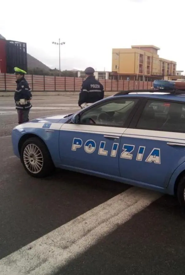 Beccato senza revisione dell’auto, dice no all’etilometro