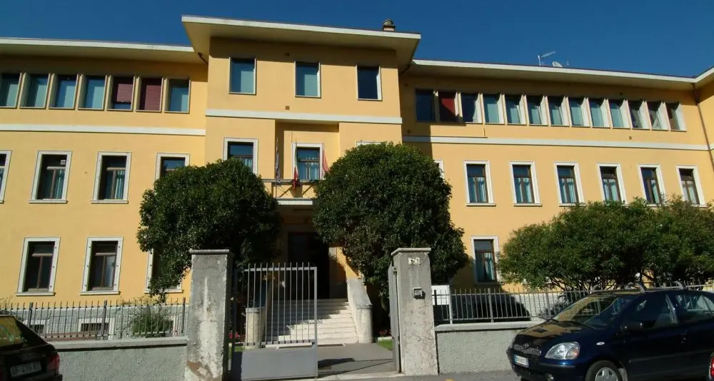 Riva, cade un pannello dal controsoffitto al liceo Maffei
