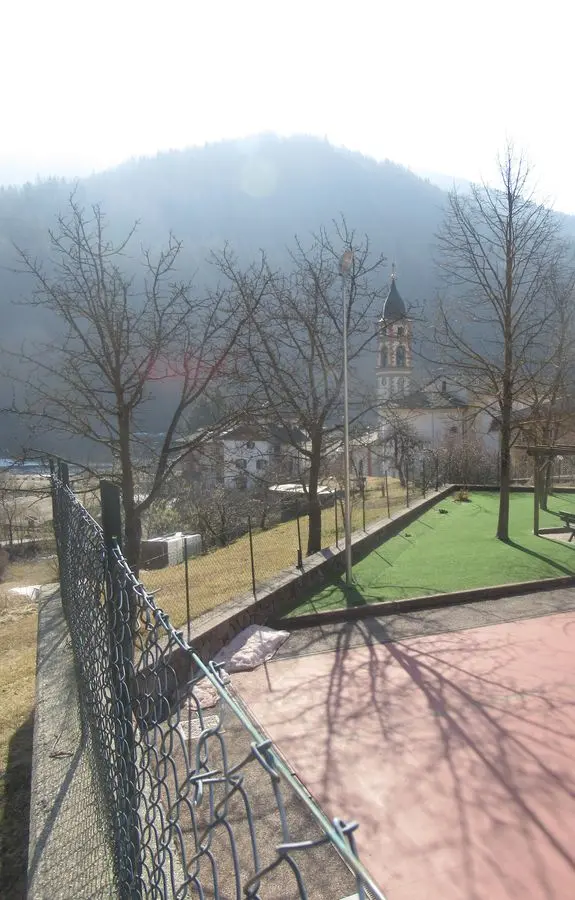 Canezza, piazzale delle scuole da allargare