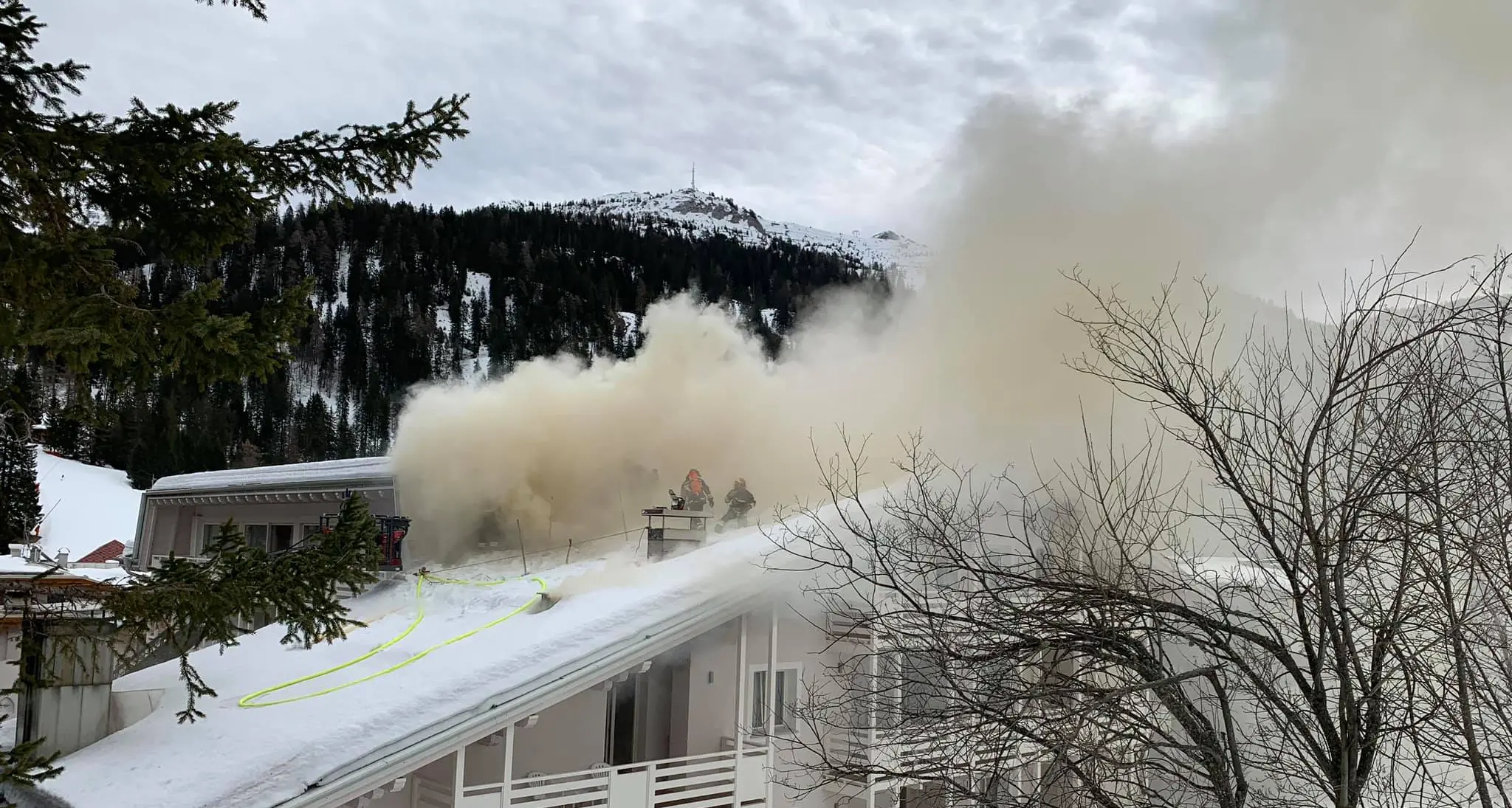 Campiglio, a fuoco l'hotel della 3-Tre
