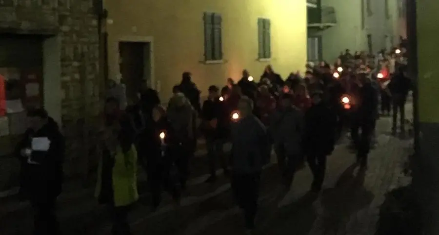 Fiaccolata per un bambino malato