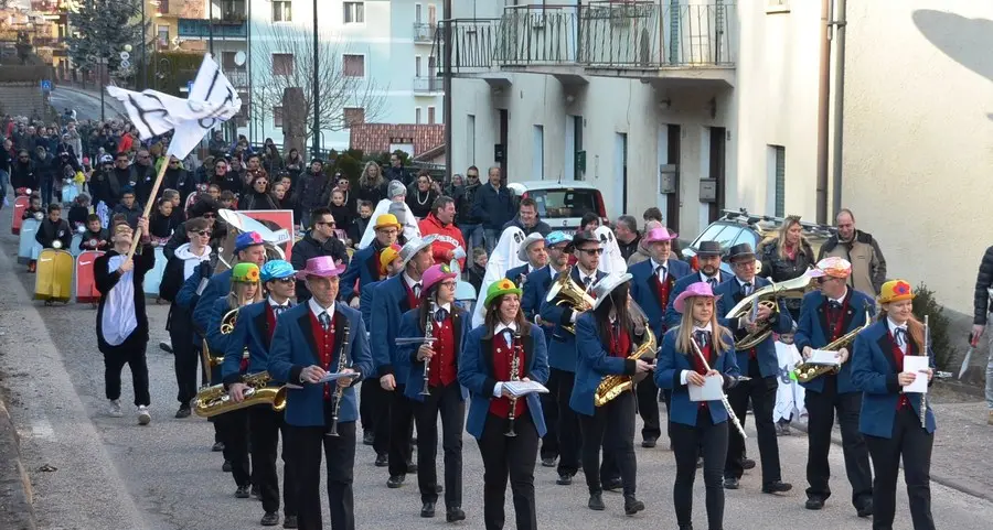 Sfilata di mascherine poi la scorpacciata