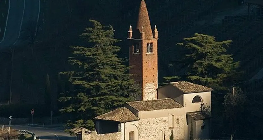 Vie e chiese al buio E a casa la cena è a lume di candela