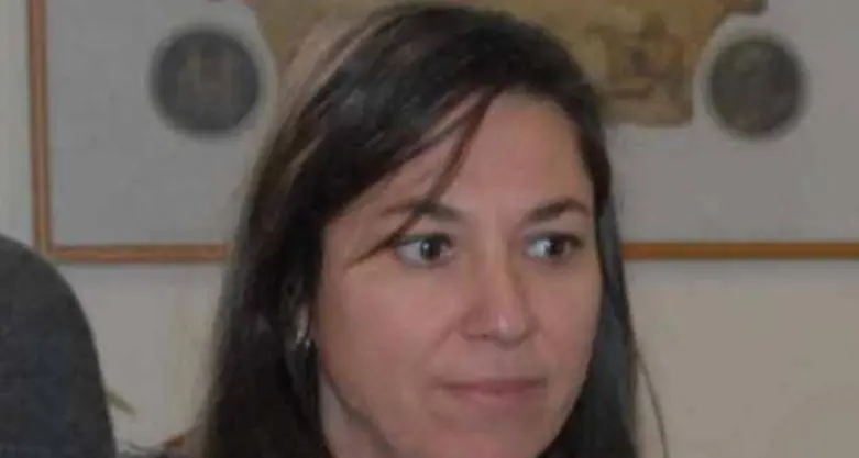 Patteggia per il pugno in faccia al “rivale”