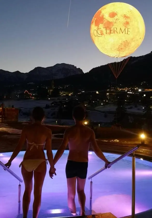 Una mega luna incanta gli ospiti alle Qc Terme