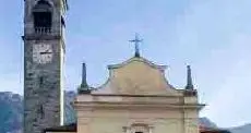 I pompieri sistemano il tetto della chiesa