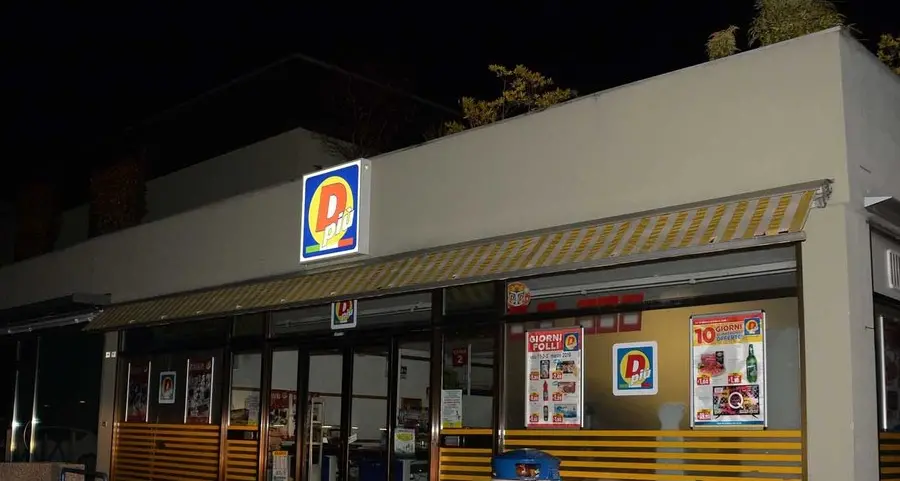 Pergine, rapinatore armato al discount Se ne va con nemmeno 200 euro