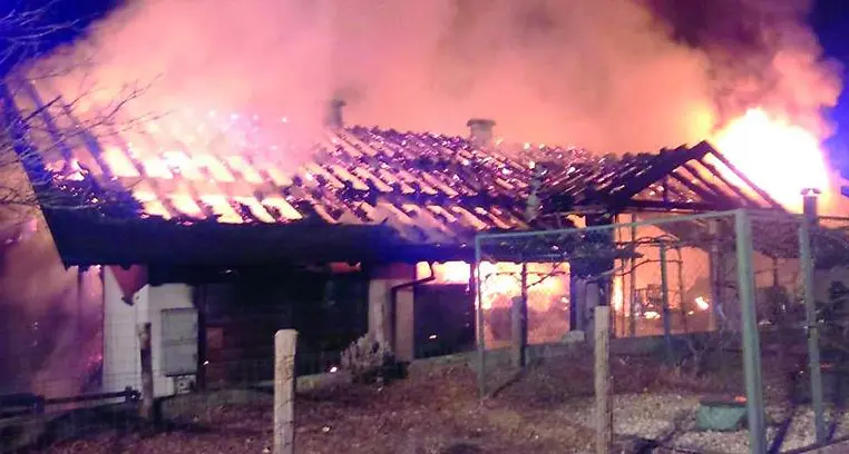 Furioso incendio a Mezzano Stalla devastata dal fuoco