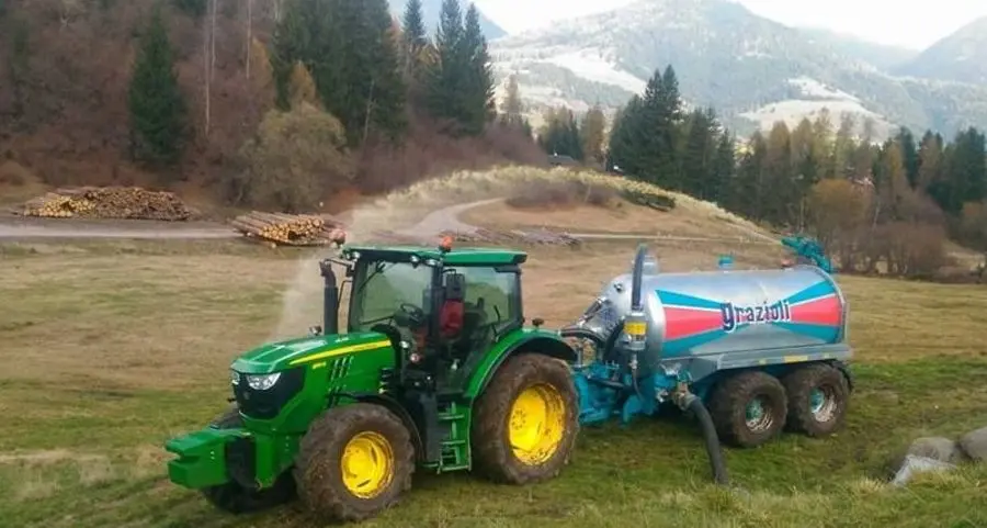 Spargimento letame nei campi Il Fai si tappa il naso e protesta