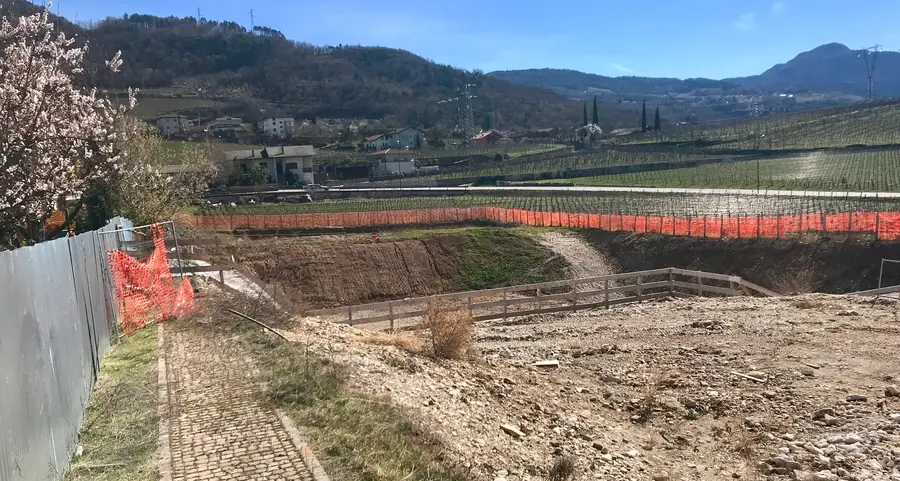 Pressano chiede un parcheggio sotto la scuola in costruzione